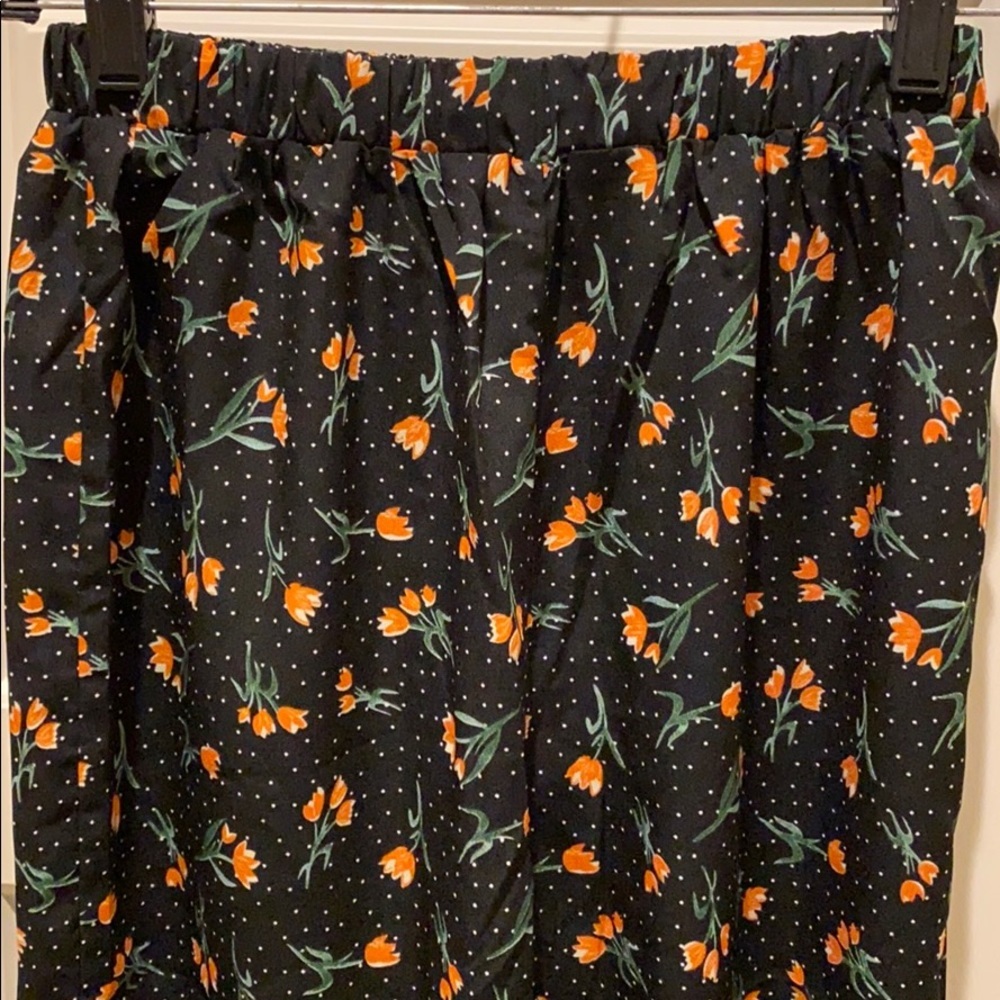 These are black multi joggers size XS 🧡